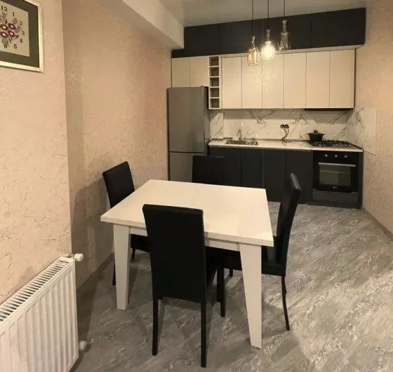 ქირავდება 3 ოთახიანი ბინა 80მ² 8/20 სართ თბილისი