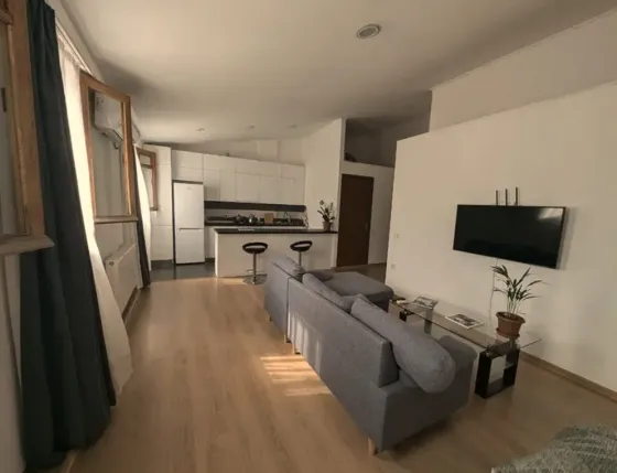 ქირავდება 2 ოთახიანი ბინა 70მ² 4/4 სართ თბილისი