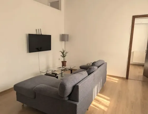 ქირავდება 2 ოთახიანი ბინა 70მ² 4/4 სართ თბილისი