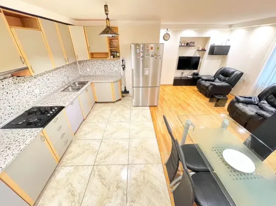 Продам 5-комн. квартиру 147м² 2/5 эт. Тбилиси