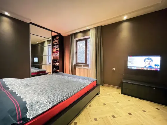 Продам 5-комн. квартиру 147м² 2/5 эт. Тбилиси