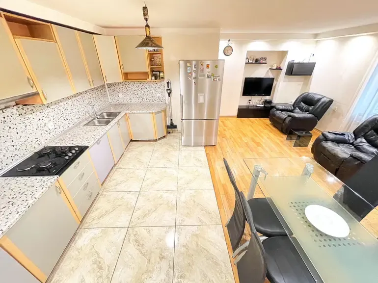 Продам 5-комн. квартиру 147м² 2/5 эт. Тбилиси - изображение 3