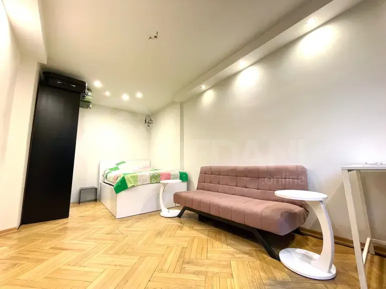 Продам 5-комн. квартиру 147м² 2/5 эт. Тбилиси - изображение 1