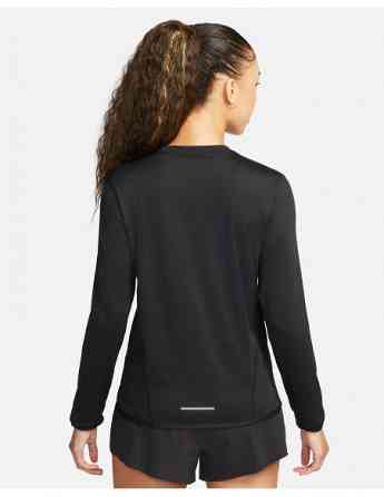 NIKE - W NK SWIFT ELMNT DF UV CRW TOP Tbilisi