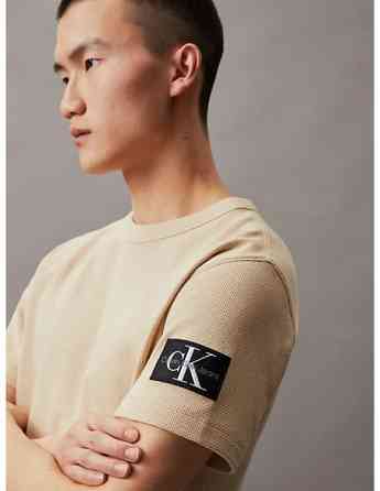 CALVIN KLEIN - BADGE WAFFLE TEE თბილისი