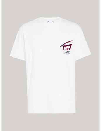 Tommy Jeans - TJM REG 3D STREET SIGNTR TEE EXT Тбилиси
