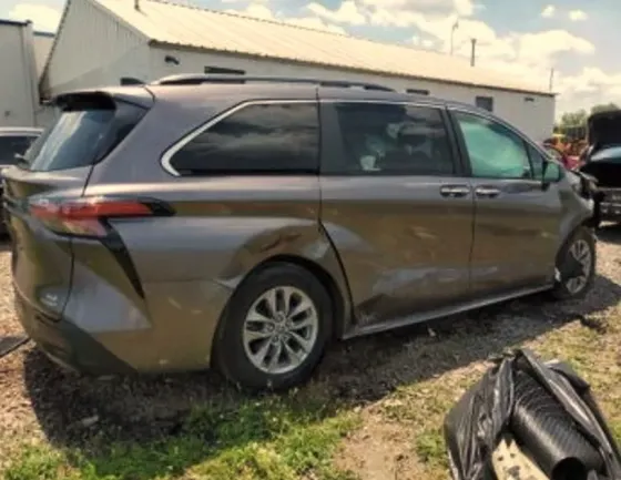 Toyota Sienna 2.5L 2022 Тбилиси