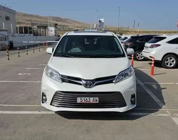 Toyota Sienna 2018 Тбилиси