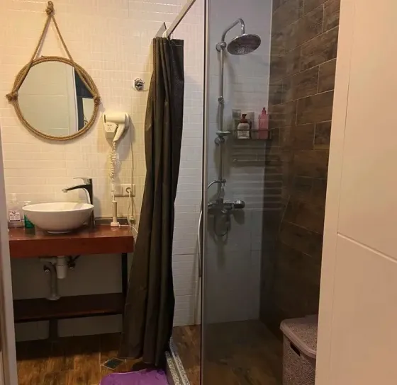 ქირავდება 2 ოთახიანი ბინა 50მ² 13/13 სართ თბილისი