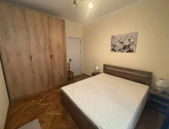 ქირავდება 2 ოთახიანი ბინა 42მ² 2/5 სართ თბილისი