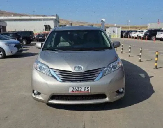 Toyota Sienna 2016 Тбилиси