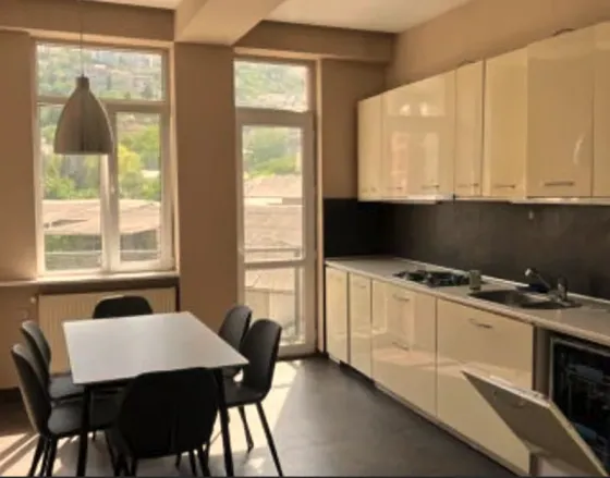 ქირავდება 3 ოთახიანი ბინა 125მ² 5/9 სართ თბილისი