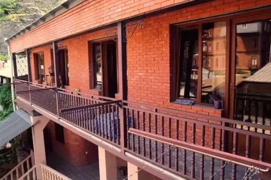 ქირავდება 5 ოთახიანი ბინა 250მ² 2/3 სართ თბილისი