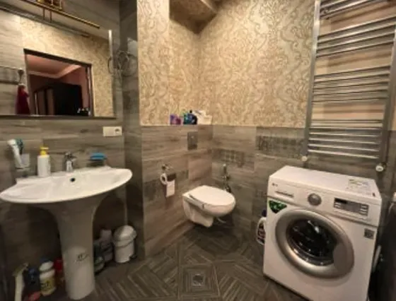 ქირავდება 2 ოთახიანი ბინა 67მ² 1/5 სართ თბილისი