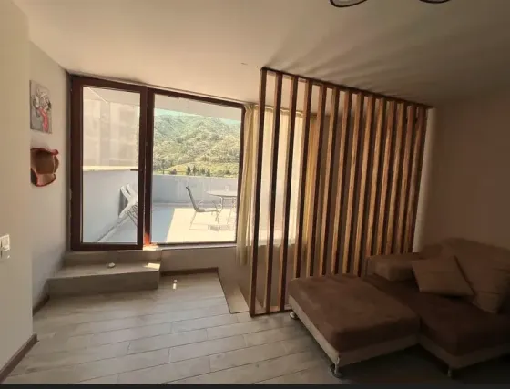 ქირავდება 5 ოთახიანი ბინა 180მ² 12/13 სართ თბილისი