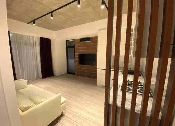 ქირავდება 2 ოთახიანი ბინა 60მ² 2/20 სართ თბილისი