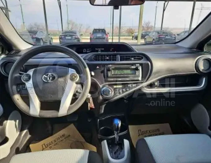 Toyota Prius C 1.5L 2014 Тбилиси - изображение 7