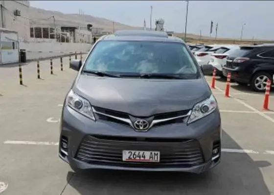 Toyota Sienna 2017 Тбилиси