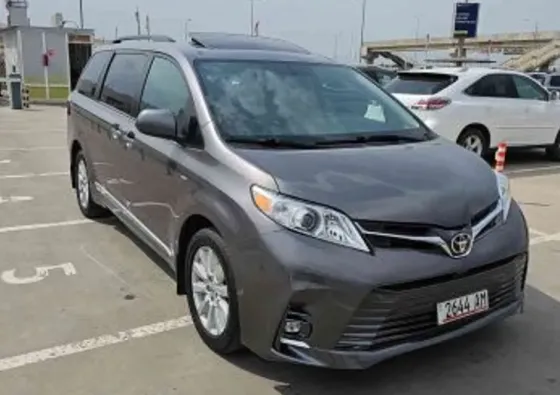 Toyota Sienna 2017 Тбилиси