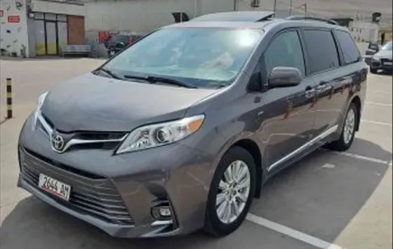 Toyota Sienna 2017 Тбилиси