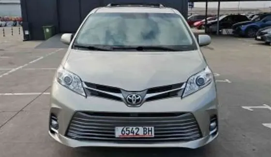 Toyota Sienna 2015 თბილისი