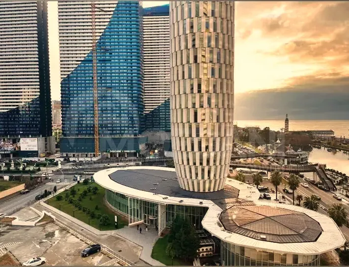 Продам 1-комн. квартиру 40м² 6/40 эт. Батуми - изображение 1