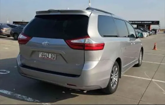 Toyota Sienna 2018 თბილისი