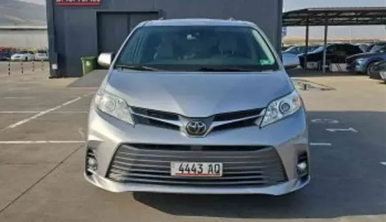 Toyota Sienna 2018 თბილისი