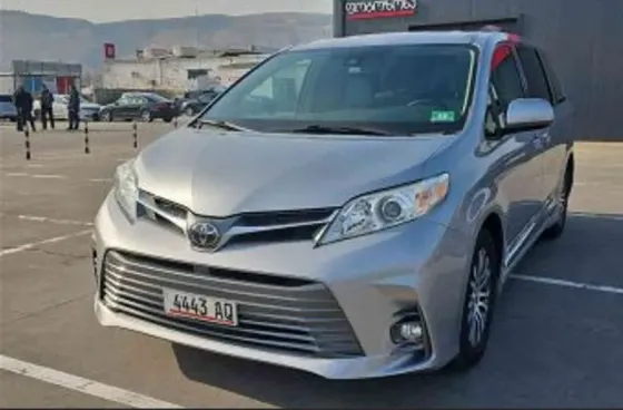 Toyota Sienna 2018 თბილისი