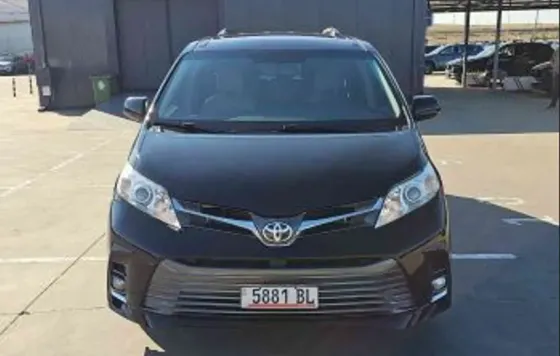 Toyota Sienna 2015 თბილისი