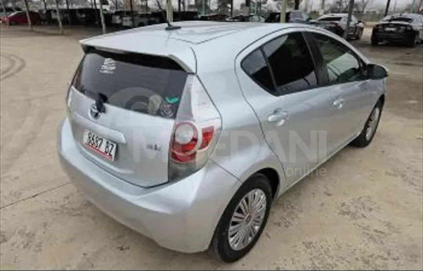 Toyota Prius C 1.5L 2014 Тбилиси - изображение 6
