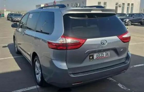 Toyota Sienna 2017 თბილისი