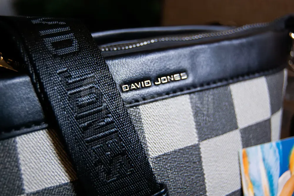 Სასაჩუქრე ნაკრები დევიდ ჯონსის ქალის ჩანთით და პარფიუმერიული შამპუნით сумка подарочный набор Тбилиси - изображение 3