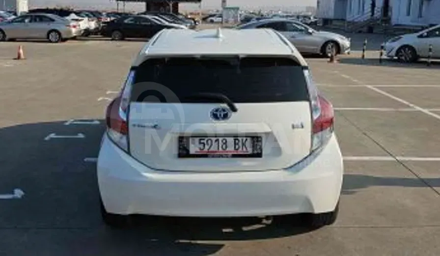 Toyota Prius C 1.5L 2015 Тбилиси - изображение 4