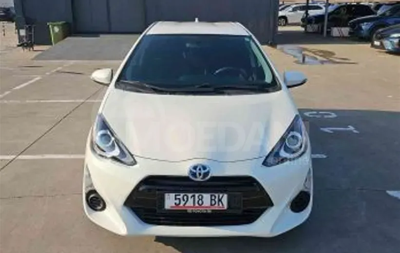Toyota Prius C 1.5L 2015 Тбилиси - изображение 1