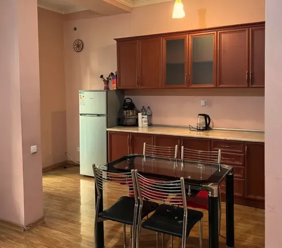 ქირავდება 2 ოთახიანი ბინა 60მ² 2/8 სართ თბილისი