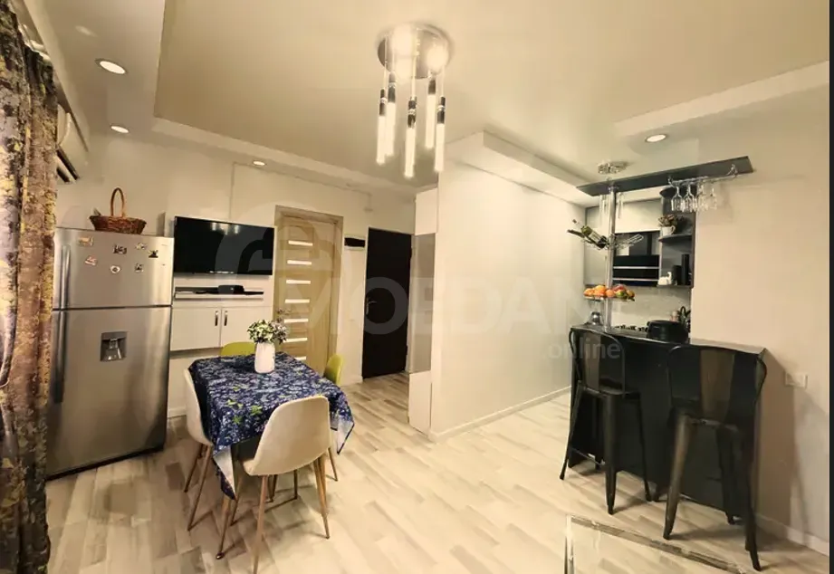 ქირავდება 2 ოთახიანი ბინა 61მ² 7/7 სართ თბილისი - photo 1