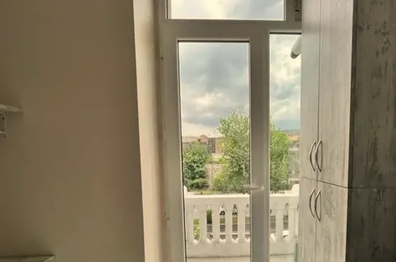 ქირავდება 2 ოთახიანი ბინა 55მ² 3/5 სართ თბილისი