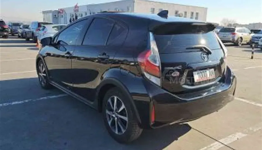 Toyota Prius C 1.5L 2018 Тбилиси - изображение 5