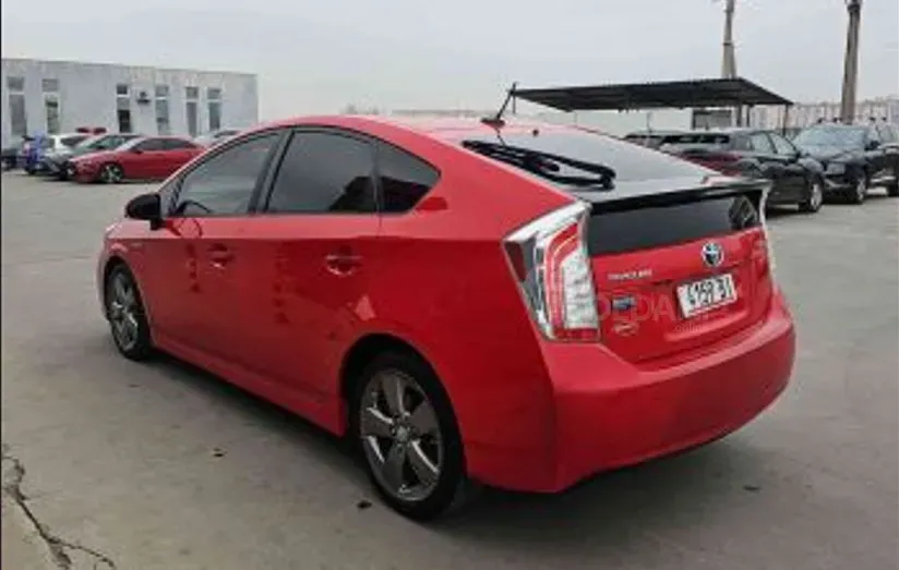 Toyota Prius 1.8L 2015 Тбилиси - изображение 6