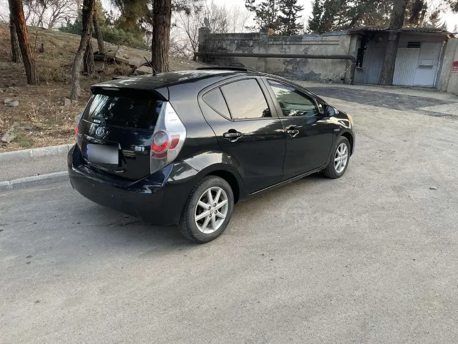 Toyota Prius C 1.5L 2013 Тбилиси - изображение 2