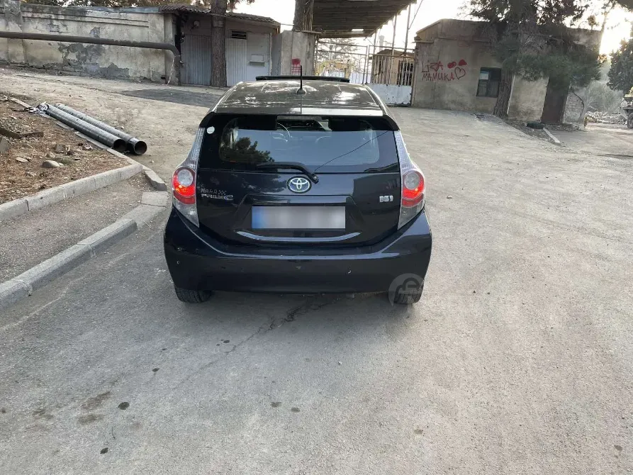 Toyota Prius C 1.5L 2013 Тбилиси - изображение 4