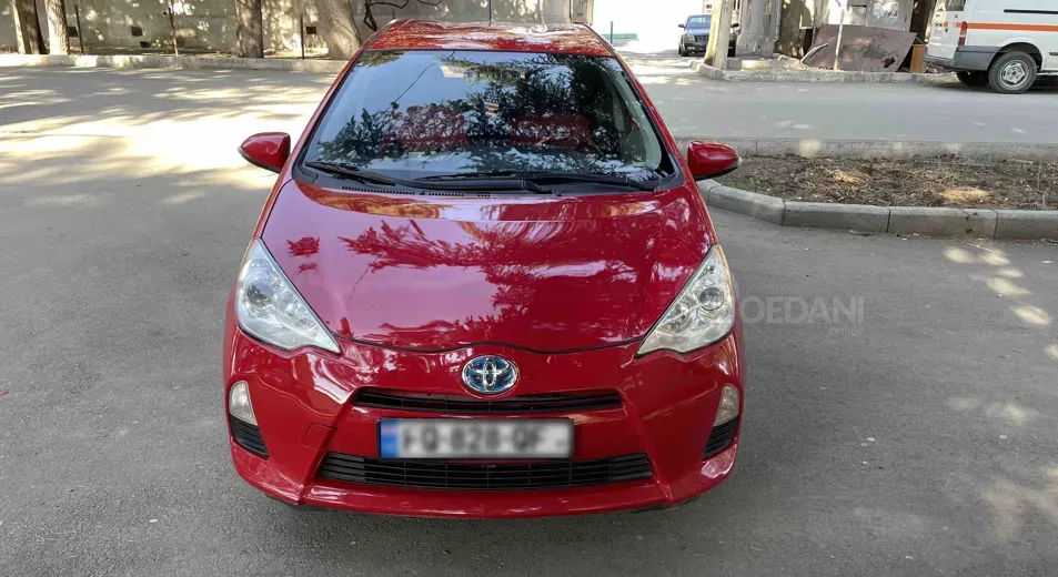 Toyota Prius C 1.5L 2012 Тбилиси - изображение 1
