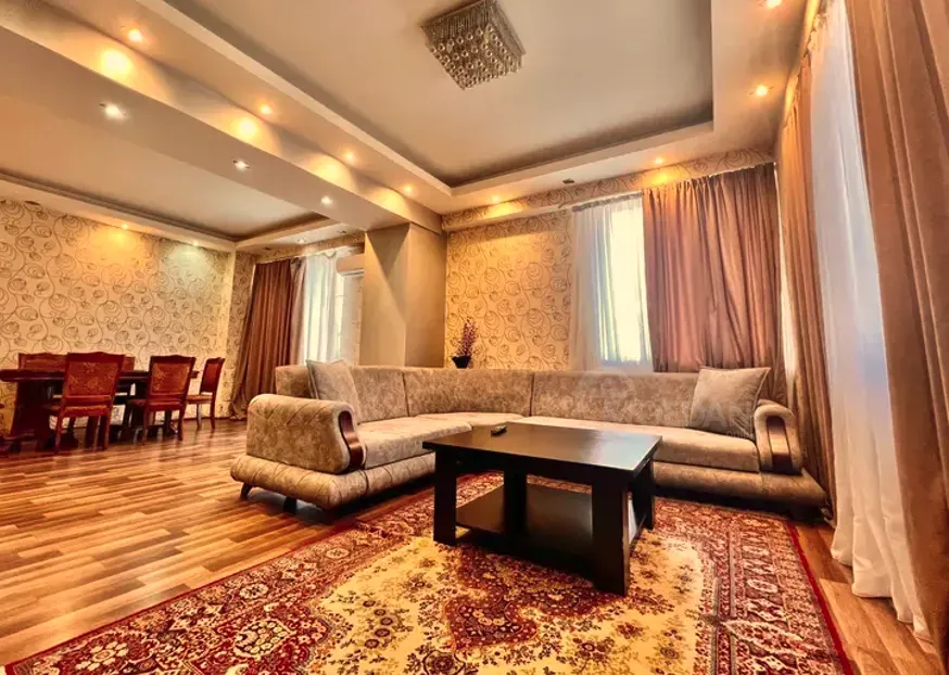 Сдам 3-комн. квартиру на сутки в Тбилиси  150м² 2/10 эт. Тбилиси - изображение 1