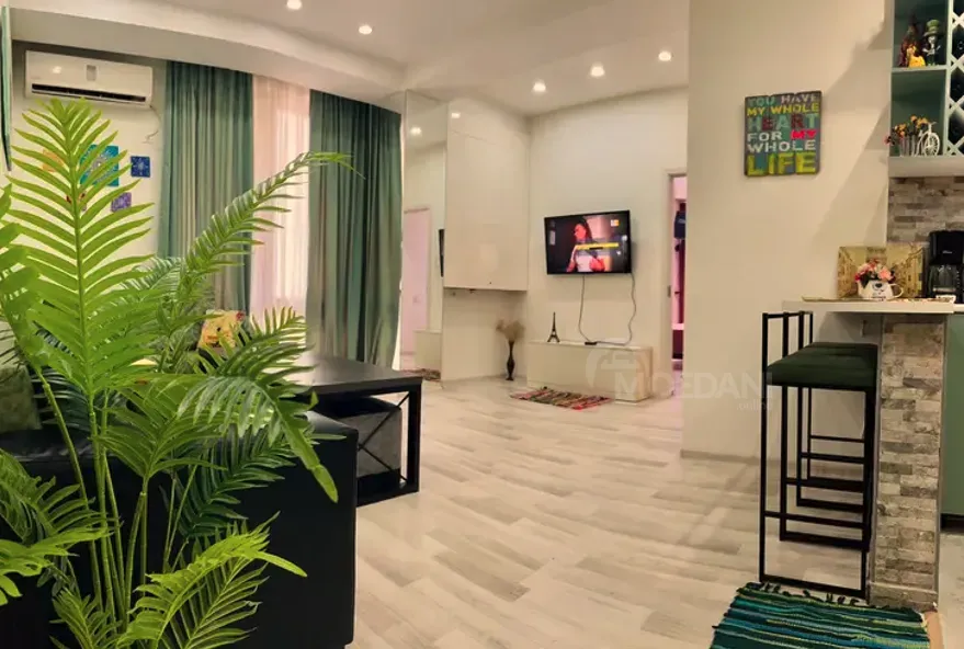 Сдам 3-комн. квартиру на сутки в Тбилиси  70м² 2/7 эт. Тбилиси - изображение 1