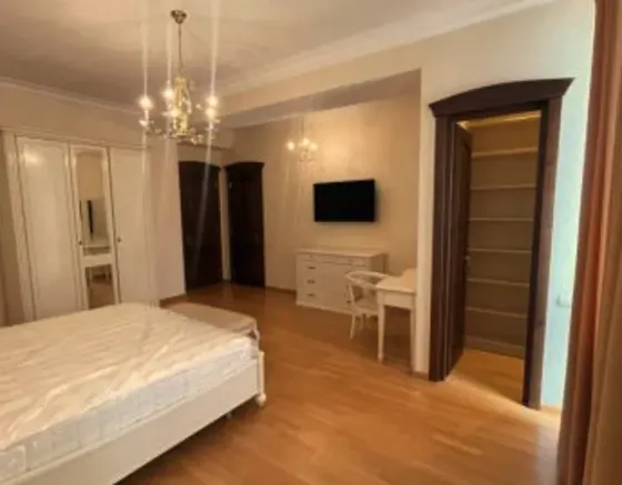 ქირავდება 6 ოთახიანი ბინა 250მ² 7/12 სართ თბილისი