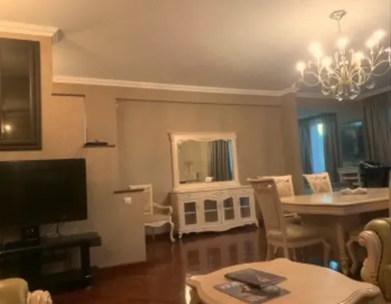 ქირავდება 5 ოთახიანი ბინა 240მ² 7/12 სართ თბილისი