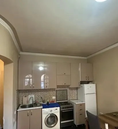 ქირავდება 2 ოთახიანი ბინა 50მ² 3/5 სართ თბილისი