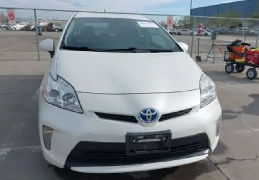 Toyota Prius 1.8L 2015 Тбилиси - изображение 1