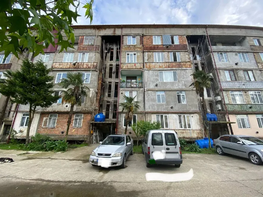 იყიდება 3 ოთახიანი ბინას 52მ² 5/5 სართ ქობულეთი - photo 1